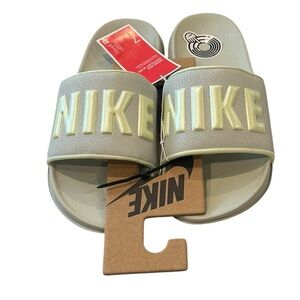 NIKE Women’s Offcourt Slide Sandal Light Silver Barely Volt Size 7 NEW